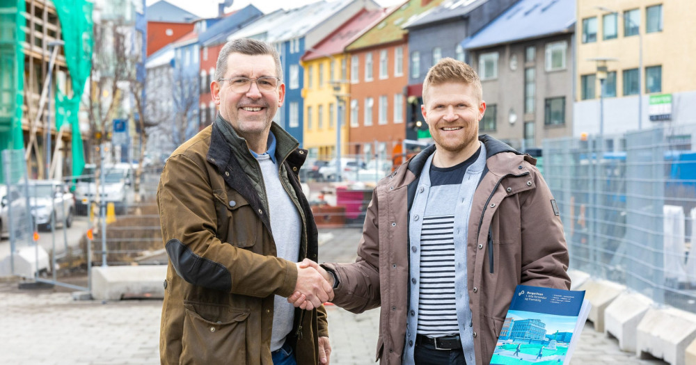 Atli Björn Levy, forstöðumaður Verkefnastofu Borgarlínunnar, og Vilhjálmur Árni Ásgeirsson, verkefnastjóri hjá VSÓ Ráðgjöf, eftir undirritun samningsins. 
