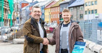 Atli Björn Levy, forstöðumaður Verkefnastofu Borgarlínunnar, og Vilhjálmur Árni Ásgeirsson, verkefnastjóri hjá VSÓ Ráðgjöf, eftir undirritun samningsins. 