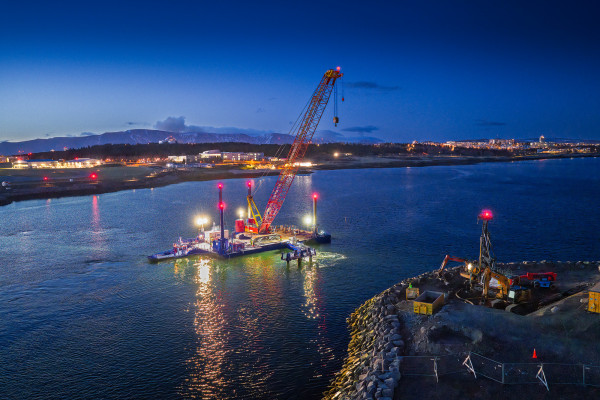 Smíði Fossvogsbrúar þarf að hluta til að vinna á nóttunni vegna nálægðar við Reykjavíkurflugvöll. 